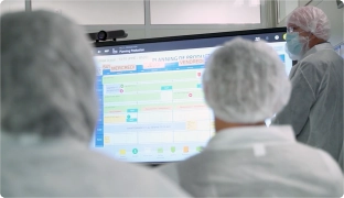 Équipe pharmaceutique utilisant iObeya, une solution de management visuel digital, pour planifier la production.