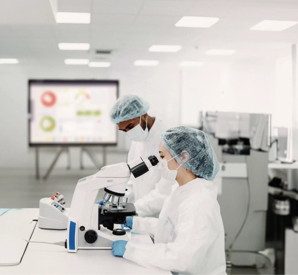 image representing two collaborators from the pharmaceutical industry with an iObeya board in the background