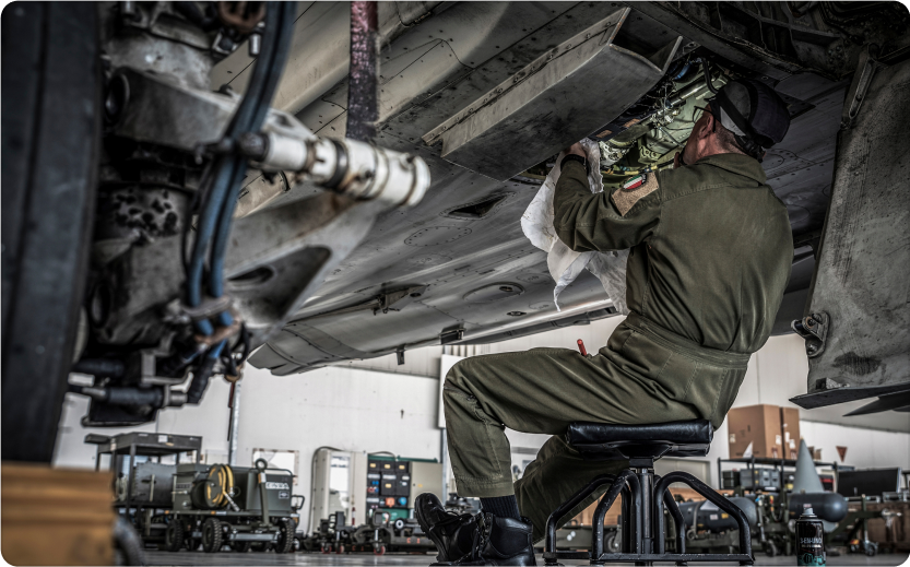 L'image montre un technicien travaillant sur la maintenance d'un avion pour représenter le suivi visuel des opérations de maintenance avec iObeya.