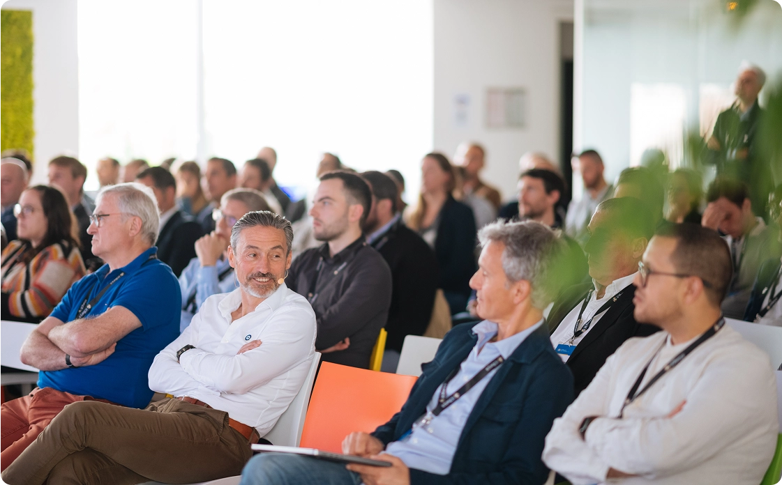 Photo de Cyril Daloz, CEO d'iObeya, et de ses clients durant l'iUX 2024